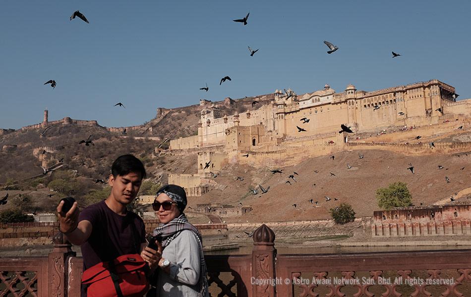 Wartawan Astro AWANI, Hilal Azmi merakam detik indah bersama isterinya, Sharifah Sabtariah Syed Ahmad berlatarbelakangkan Amber Fort. Kubu ini diwartakan sebagai Tapak Warisan Dunia UNESCO pada 2013. - Foto Astro AWANI/Israr Khalid Wartawan Astro AWANI, Hilal Azmi merakam detik indah bersama isterinya, Sharifah Sabtariah Syed Ahmad berlatarbelakangkan Amber Fort. Kubu ini diwartakan sebagai Tapak Warisan Dunia UNESCO pada 2013. - Foto Astro AWANI/Israr Khalid