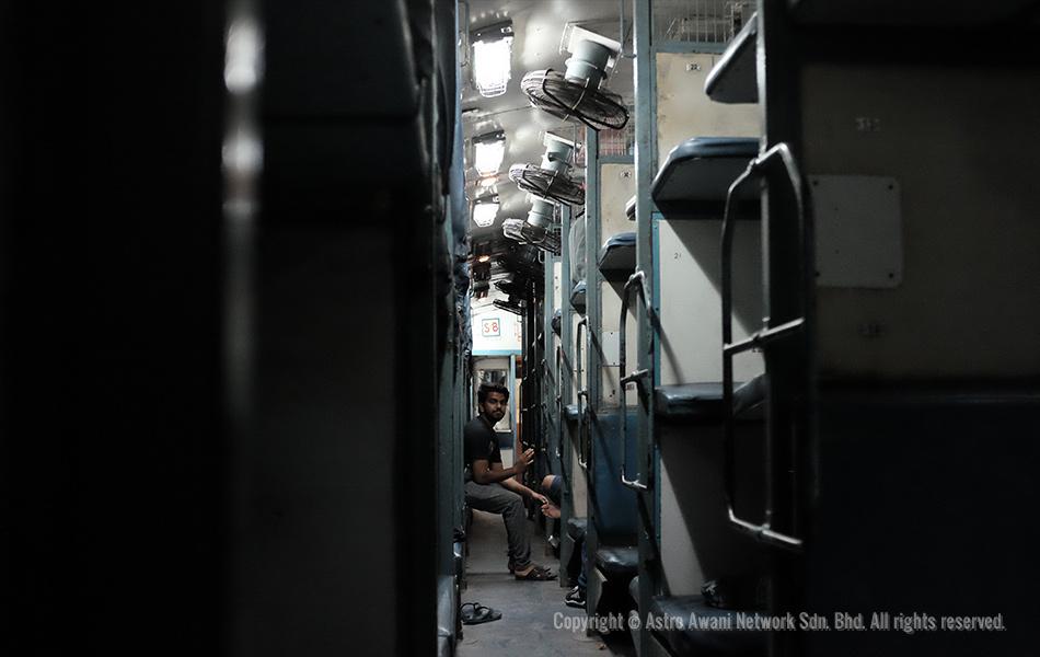 Keadaan di dalam gerabak kereta api kelas 'sleeper' tanpa penyaman udara, Jaisalmer-Delhi Express pada waktu malam. Perjalanan antara dua bandar tersebut dengan kereta api mengambil masa 21 jam. Namun, pengalaman itu cukup berbaloi! - Astro AWANI/Israr Khalid Keadaan di dalam gerabak kereta api kelas 'sleeper' tanpa penyaman udara, Jaisalmer-Delhi Express pada waktu malam. Perjalanan antara dua bandar tersebut dengan kereta api mengambil masa 21 jam. Namun, pengalaman itu cukup berbaloi! - Astro AWANI/Israr Khalid