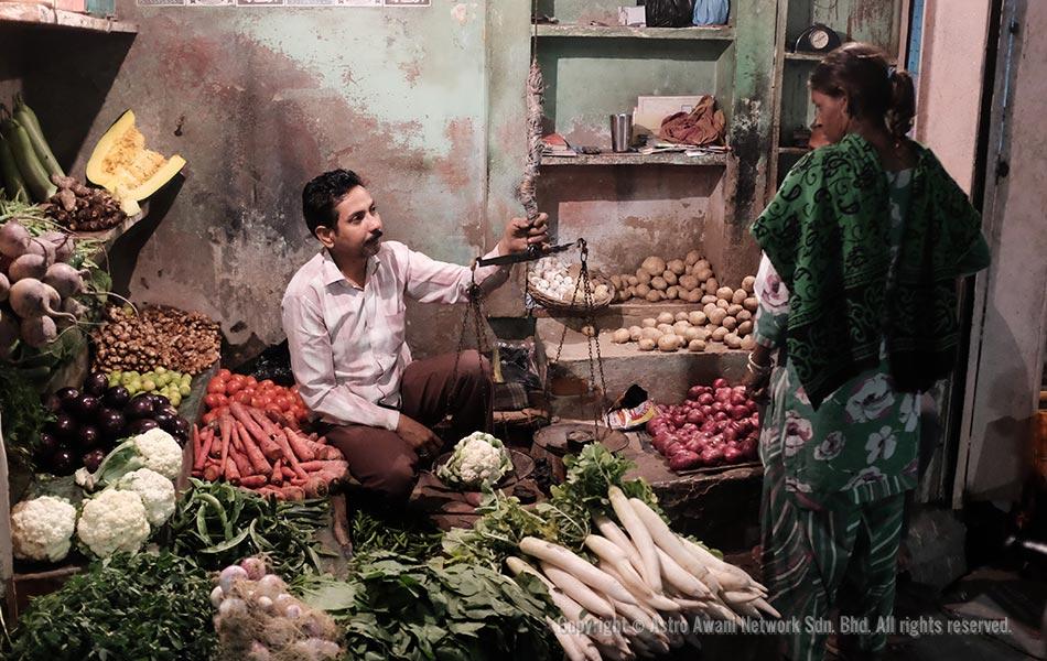 Peniaga sayur di pasar menyukat harga barangan yang mahu dibeli pelanggannya di jalanan Taj Ganj, Agra. Secara amnya, makanan India berasaskan agrikultur dan ternakan kambing dan ayam. - Foto Astro AWANI/Israr Khalid Peniaga sayur di pasar menyukat harga barangan yang mahu dibeli pelanggannya di jalanan Taj Ganj, Agra. Secara amnya, makanan India berasaskan agrikultur dan ternakan kambing dan ayam. - Foto Astro AWANI/Israr Khalid