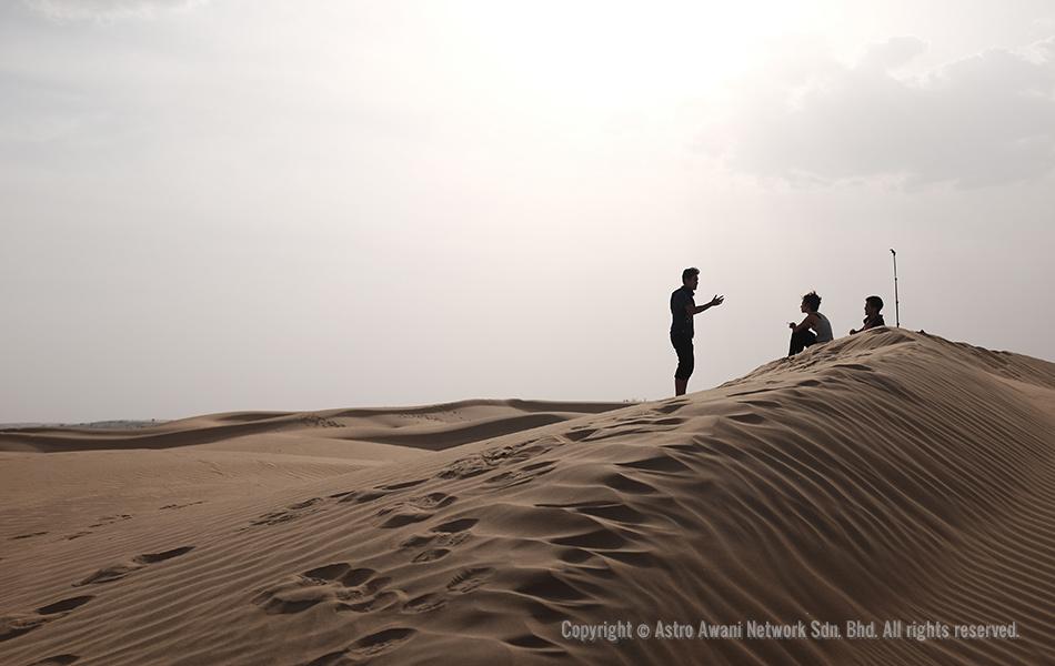 Wartawan Astro AWANI, Hilal Azmi sedang asyik bersembang bersama dua kenalan sambil menyaksikan matahari terbenam dari atas gumuk pasir sekitar gurun di Jaisalmer. Pengalaman bermalam di gurun atau 'desert safari' merupakan tarikan utama pelancong ke bandar itu. - Foto Astro AWANI/Israr Khalid Wartawan Astro AWANI, Hilal Azmi sedang asyik bersembang bersama dua kenalan sambil menyaksikan matahari terbenam dari atas gumuk pasir sekitar gurun di Jaisalmer. Pengalaman bermalam di gurun atau 'desert safari' merupakan tarikan utama pelancong ke bandar itu. - Foto Astro AWANI/Israr Khalid