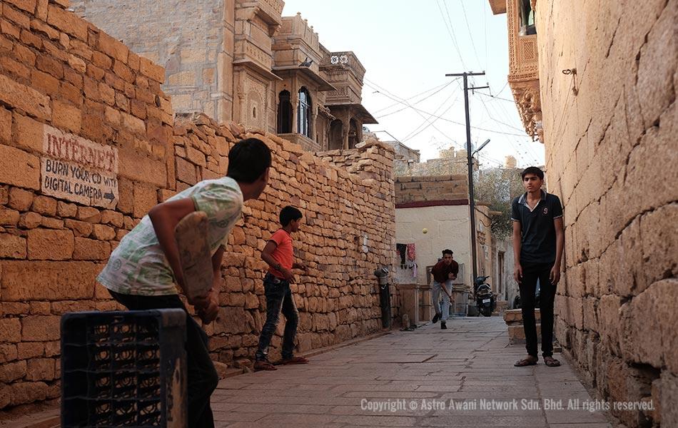 Kanak-kanak bermain kriket di jalanan di Kota Jaisalmer. Mercu tanda purba berusia 800 tahun di Jaisalmer, salah satu bandar utama di negeri Rajasthan ini masih didiami, mempunyai lebih kurang 5,000 penduduk. - Foto Astro AWANI/ Israr Khalid Kanak-kanak bermain kriket di jalanan di Kota Jaisalmer. Mercu tanda purba berusia 800 tahun di Jaisalmer, salah satu bandar utama di negeri Rajasthan ini masih didiami, mempunyai lebih kurang 5,000 penduduk. - Foto Astro AWANI/ Israr Khalid