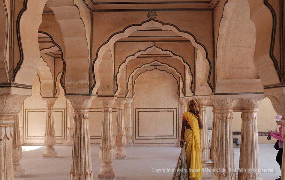 Seorang wanita yang bekerja sebagai tukang sapu di Amber Fort, Amer dekat Jaipur. Kubu ini menjadi pusat pentadbiran dan kediaman Maharaja-Maharaja berketurunan Rajput sejak dibina pada 1592 oleh Raja Man Singh. - Foto Astro AWANI/Israr Khalid Seorang wanita yang bekerja sebagai tukang sapu di Amber Fort, Amer dekat Jaipur. Kubu ini menjadi pusat pentadbiran dan kediaman Maharaja-Maharaja berketurunan Rajput sejak dibina pada 1592 oleh Raja Man Singh. - Foto Astro AWANI/Israr Khalid