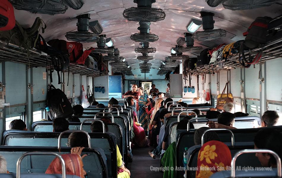 Susunan tempat duduk untuk kelas 2S 'Seating Car', Jaipur-Udaipur Express. Kereta api medium pengangkutan paling penting atau 'nadi' yang menghubungkan seluruh India. - Foto Astro AWANI/Israr Khalid Susunan tempat duduk untuk kelas 2S 'Seating Car', Jaipur-Udaipur Express. Kereta api medium pengangkutan paling penting atau 'nadi' yang menghubungkan seluruh India. - Foto Astro AWANI/Israr Khalid