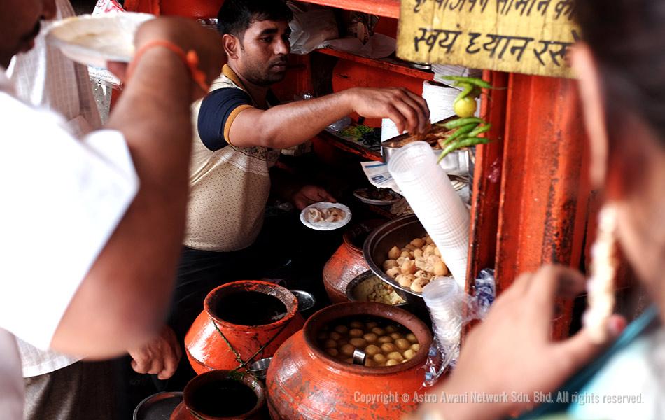 Orang ramai menikmati makanan penjaja daripada deretan kedai yang menghidupkan Chandni Chowk, antara jalan paling terkenal di Old Delhi dan menjadi tumpuan penduduk tempatan apatah lagi pelancong luar untuk membeli belah. - Foto Astro AWANI/Israr Khalid Orang ramai menikmati makanan penjaja daripada deretan kedai yang menghidupkan Chandni Chowk, antara jalan paling terkenal di Old Delhi dan menjadi tumpuan penduduk tempatan apatah lagi pelancong luar untuk membeli belah. - Foto Astro AWANI/Israr Khalid