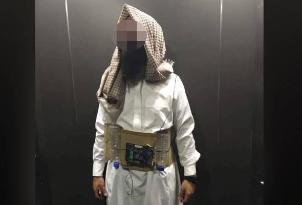 Polis buru lelaki pakai kostum ala pengebom bunuh diri Polis buru lelaki pakai kostum ala pengebom bunuh diri