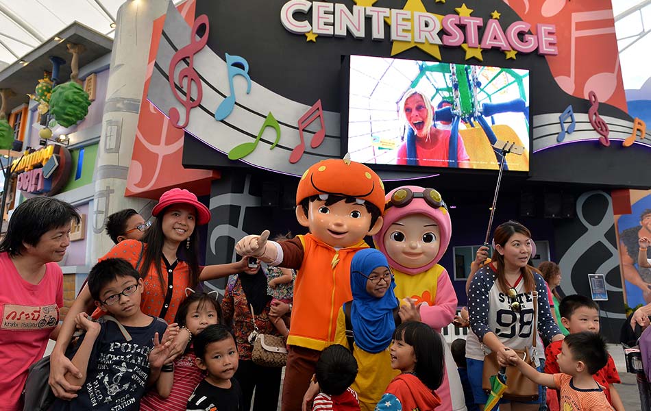 Para pengunjung tidak melepaskan peluang bergambar bersama watak Boboiboy dan Yaya sempena pra pembukaan Movie Animation Park Studio (MAPS), 26 Jun, 2017. - foto BERNAMA Para pengunjung tidak melepaskan peluang bergambar bersama watak Boboiboy dan Yaya sempena pra pembukaan Movie Animation Park Studio (MAPS), 26 Jun, 2017. - foto BERNAMA