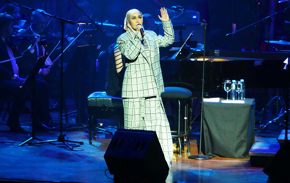 Ella membuka pentas dengan lagu Nuri disambut jeritan lebih 1,000 peminatnya untuk dua malam berturut-turut. - Astro AWANI via MPO Ella membuka pentas dengan lagu Nuri disambut jeritan lebih 1,000 peminatnya untuk dua malam berturut-turut. - Astro AWANI via MPO