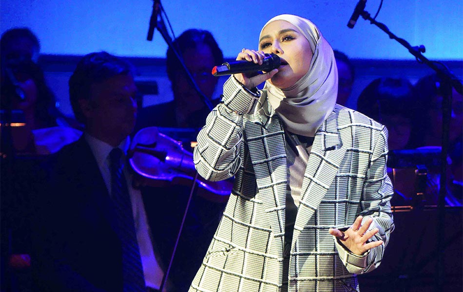 Antara lagu-lagu malar segarnya yang diberikan interpretasi simfoni MPO seperti Pengemis Cinta, Pedih, Rindu, Layar Impian dan Bayangan. - Astro AWANI via DPO Antara lagu-lagu malar segarnya yang diberikan interpretasi simfoni MPO seperti Pengemis Cinta, Pedih, Rindu, Layar Impian dan Bayangan. - Astro AWANI via DPO