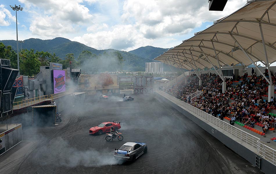 Para penonton menyaksikan aksi lagak ngeri yang dipersembahkan oleh Stunt Legend di Movie Animation Park Studio (MAPS), Ipoh, 13 Disember, 2017. - foto BERNAMA Para penonton menyaksikan aksi lagak ngeri yang dipersembahkan oleh Stunt Legend di Movie Animation Park Studio (MAPS), Ipoh, 13 Disember, 2017. - foto BERNAMA