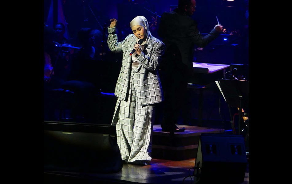 Ella meletakkan dirinya di tahap paling tinggi setelah berpeluang beraksi dengan MPO sebaris Allahyarham Tan Sri SM Salim, Datuk Sheila Majid dan Datuk Siti Nurhaliza antara lain. - Astro AWANI via DPO Ella meletakkan dirinya di tahap paling tinggi setelah berpeluang beraksi dengan MPO sebaris Allahyarham Tan Sri SM Salim, Datuk Sheila Majid dan Datuk Siti Nurhaliza antara lain. - Astro AWANI via DPO