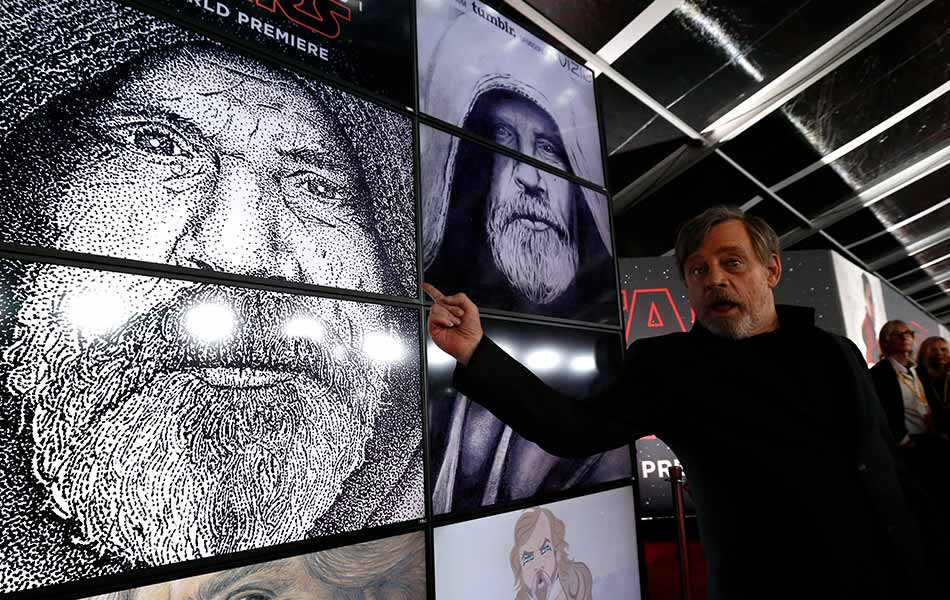Pelakon Mark Hamill menunjukan Potret semasa Tayangan Perdana Star Wars: The Last Jedi, di Los Angeles, California, 9 Disember, 2017. - REUTERS / Mario Anzuoni Pelakon Mark Hamill menunjukan Potret semasa Tayangan Perdana Star Wars: The Last Jedi, di Los Angeles, California, 9 Disember, 2017. - REUTERS / Mario Anzuoni