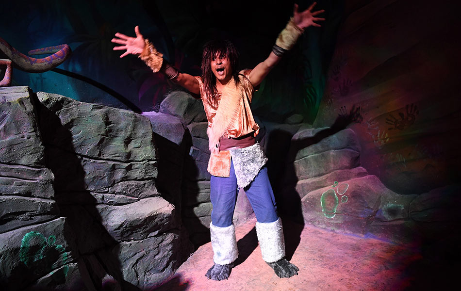 Wakil media dikejutkan oleh karakter The Croods di hadapan roller coaster The Croods Crazy Chase ketika lawatan di MAPS, 13 Disember, 2017. - fotoBERNAMA Wakil media dikejutkan oleh karakter The Croods di hadapan roller coaster The Croods Crazy Chase ketika lawatan di MAPS, 13 Disember, 2017. - fotoBERNAMA