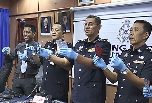 Tidak sempat jumpa pelanggan, suami isteri diberkas bersama aneka jenis dadah Tidak sempat jumpa pelanggan, suami isteri diberkas bersama aneka jenis dadah