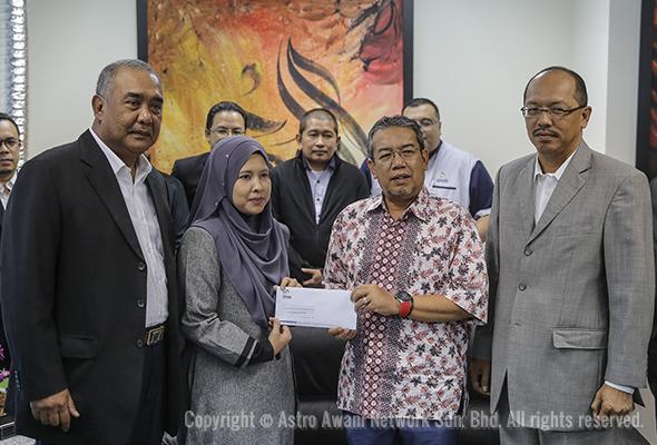 SPNB serah wang pampasan insurans hayat kepada balu kakitangan SPNB serah wang pampasan insurans hayat kepada balu kakitangan