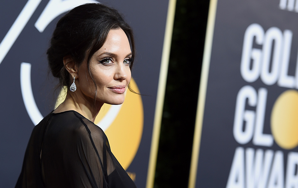 Ayunya Angelina Jolie! Tanpa mekap tebal dan aksesori berlebihan, aktres dan penerbit filem ini tidak ketinggalan untuk bergambar sejurus selepas beliau tiba di karpet merah Anugerah Golden Globe ke-75 di Hotel Hilton Beverly, California pada Ahad, 7 Januari 2018. - Foto Jordan Strauss /Invision/AP Ayunya Angelina Jolie! Tanpa mekap tebal dan aksesori berlebihan, aktres dan penerbit filem ini tidak ketinggalan untuk bergambar sejurus selepas beliau tiba di karpet merah Anugerah Golden Globe ke-75 di Hotel Hilton Beverly, California pada Ahad, 7 Januari 2018. - Foto Jordan Strauss /Invision/AP