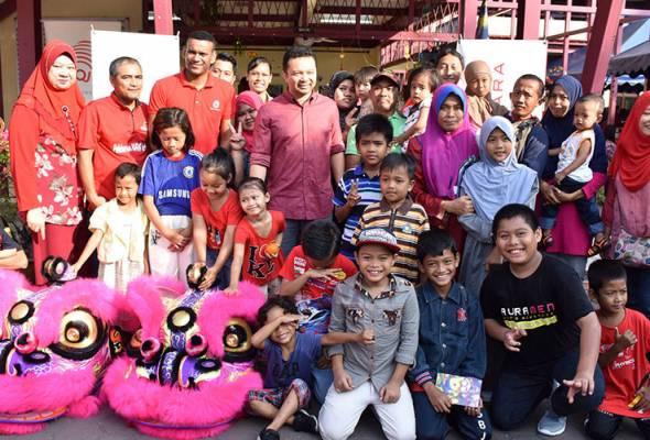 IOJ kongsi keceriaan 'Jom CNY' bersama gelandangan IOJ kongsi keceriaan 'Jom CNY' bersama gelandangan