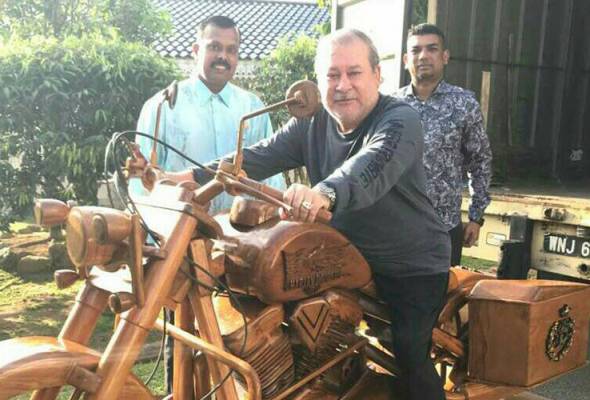 Sultan Johor dihadiahkan replika kayu 500kg motosikal Harley-Davidson Sultan Johor dihadiahkan replika kayu 500kg motosikal Harley-Davidson