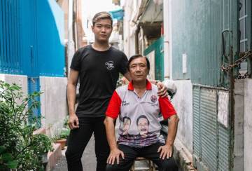 Berjalan di antara dua dunia