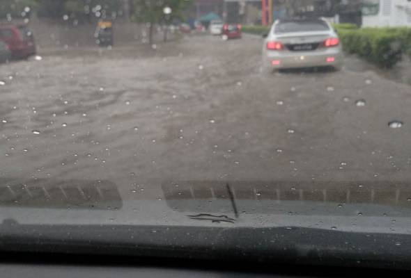 Hujan lebat di beberapa kawasan, pemandu diingatkan berhati-hati Hujan lebat di beberapa kawasan, pemandu diingatkan berhati-hati