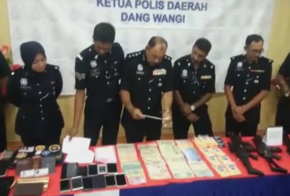 Pasangan warga Iran menyamar polis antarabangsa samun pelancong ditahan Pasangan warga Iran menyamar polis antarabangsa samun pelancong ditahan