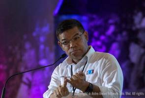 Anwar memilih Port Dickson selepas tiga ahli parlimen menawarkan kerusi parlimen masing-masing untuk ditandingi presiden PKR itu. Anwar sendiri pilih bertanding di Port Dickson - Saifuddin