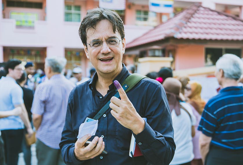 Writer Karim Raslan showing off the indelible ink on his index finger after casting his vote on 9 May 2018. Joe Kit Yong/Ceritalah