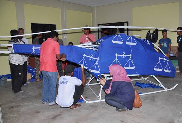 Pemuda BN hadiah replika helikopter untuk MB Terengganu Pemuda BN hadiah replika helikopter untuk MB Terengganu