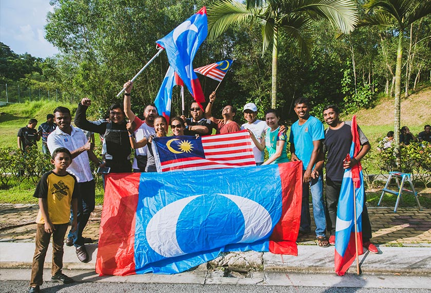   Pakatan Harapan supporters gather outside the Istana Negara on May 11, 2018, for the swearing in of Prime Minister Tun Dr Mahathir Mohamad. Joe Kit Yong/Ceritalah