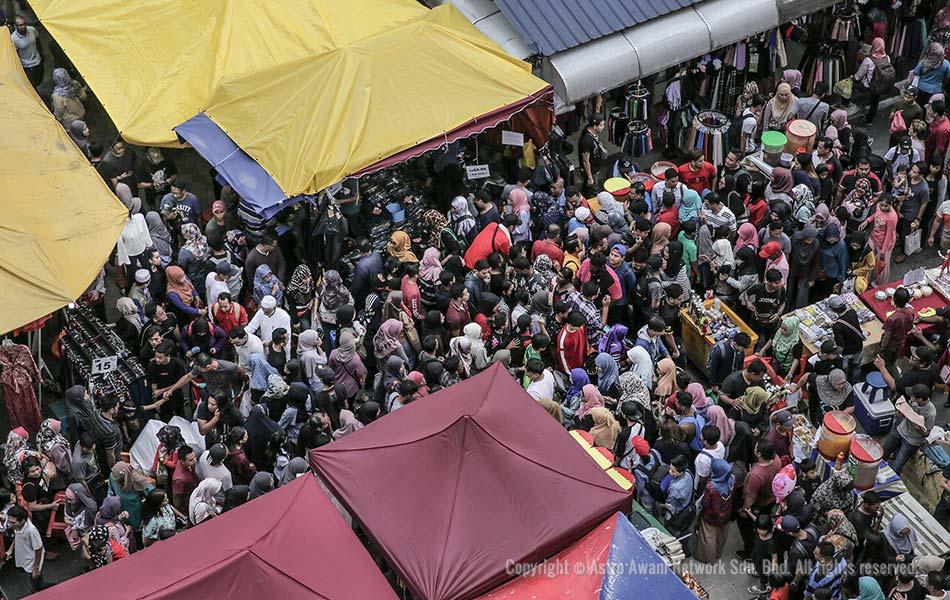 Bazar di Jalan Tuanku Abdul Rahman sesak dengan pelanggan yang ingin menikmati diskaun terakhir sebelum umat Islam menyambut Hari Raya Aidilfitri pada Jumaat ini. - Astro AWANI/Shahir Omar Bazar di Jalan Tuanku Abdul Rahman sesak dengan pelanggan yang ingin menikmati diskaun terakhir sebelum umat Islam menyambut Hari Raya Aidilfitri pada Jumaat ini. - Astro AWANI/Shahir Omar