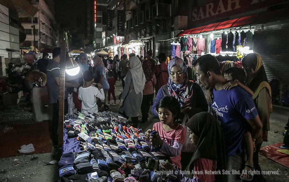 Ibu bapa tidak ketinggalan membawa anak-anak masing-masing ke kawasan bazar sekitar Jalan Tuanku Abdul Rahman kerana pelbagai barangan keperluan diri dan kelengkapan untuk seisi keluarga ditawarkan. - Astro AWANI/Shahir Omar Ibu bapa tidak ketinggalan membawa anak-anak masing-masing ke kawasan bazar sekitar Jalan Tuanku Abdul Rahman kerana pelbagai barangan keperluan diri dan kelengkapan untuk seisi keluarga ditawarkan. - Astro AWANI/Shahir Omar