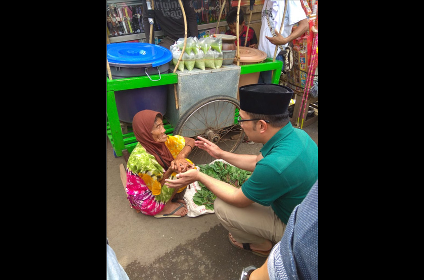 Ridwan Kamil talking to an elderly lady by a street stall in Bogor. Pix by Regit/Ceritalah