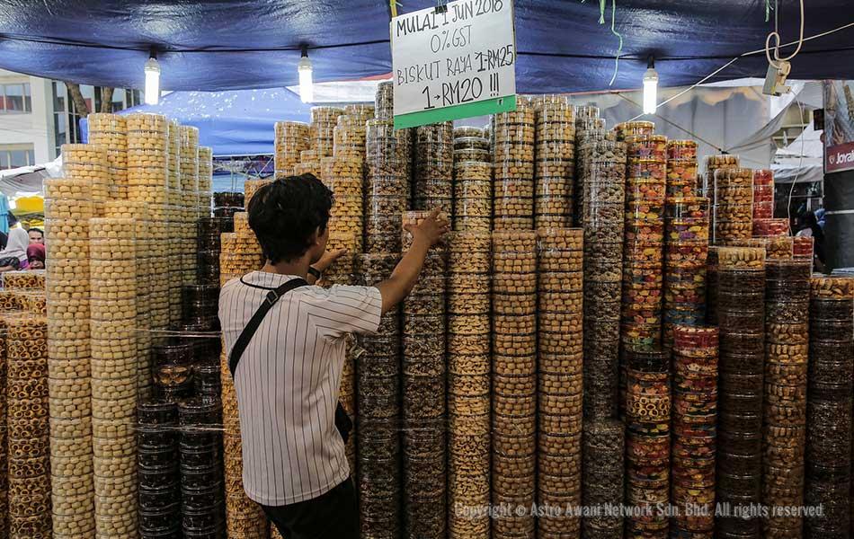 Kuih raya moden dan tradisional pelbagai jenis disusun rapi bagi menarik perhatian pelanggan yang berkunjung di bazar Jalan Tuanku Abdul Rahman. - Astro AWANI/Shahir Omar Kuih raya moden dan tradisional pelbagai jenis disusun rapi bagi menarik perhatian pelanggan yang berkunjung di bazar Jalan Tuanku Abdul Rahman. - Astro AWANI/Shahir Omar