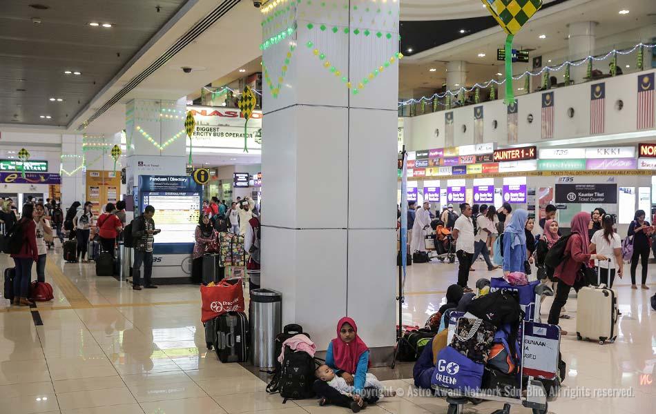 Kompleks Terminal Bersepadu Selatan dipenuhi dengan warga kota yang mahu kembali ke kampung halaman masing-masing bagi menyambut Hari Raya Aidilfitri Jumaat ini. - Astro AWANI/Shahir Omar Kompleks Terminal Bersepadu Selatan dipenuhi dengan warga kota yang mahu kembali ke kampung halaman masing-masing bagi menyambut Hari Raya Aidilfitri Jumaat ini. - Astro AWANI/Shahir Omar