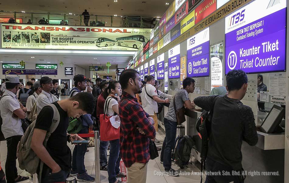 Warga kota tertib beratur di kaunter pelbagai kompleks pengangkutan Terminal Bersepadu Selatan bagi membeli tiket untuk pulang ke kampung halaman masing-masing. - Astro AWANI/Shahir Omar Warga kota tertib beratur di kaunter pelbagai kompleks pengangkutan Terminal Bersepadu Selatan bagi membeli tiket untuk pulang ke kampung halaman masing-masing. - Astro AWANI/Shahir Omar
