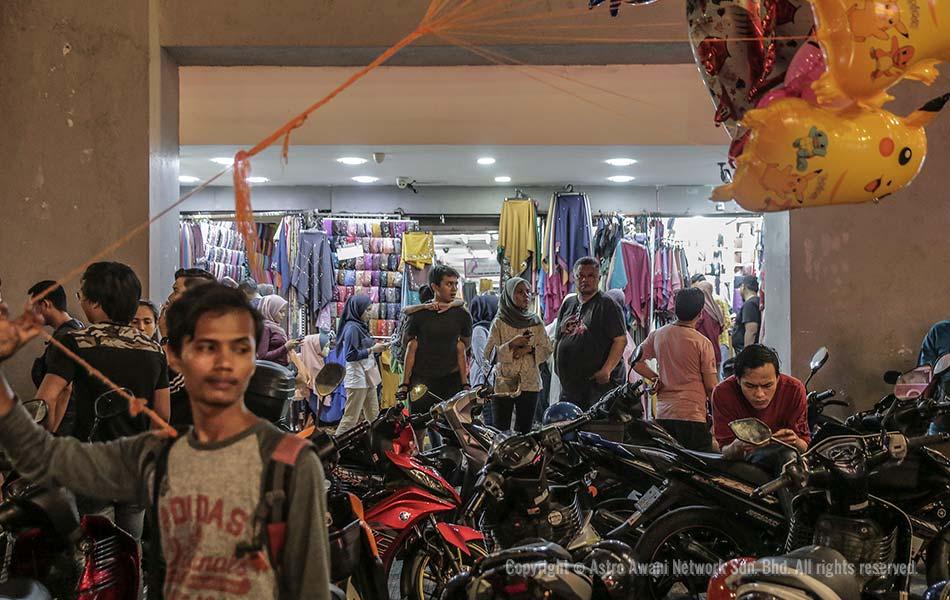 Pelbagai ragam manusia dapat dilihat di kawasan jualan bazar Aidilfitri di sekitar Jalan Tuanku Abdul Rahman pada malam-malam terakhir Ramadan. - Astro AWANI/Shahir Omar Pelbagai ragam manusia dapat dilihat di kawasan jualan bazar Aidilfitri di sekitar Jalan Tuanku Abdul Rahman pada malam-malam terakhir Ramadan. - Astro AWANI/Shahir Omar