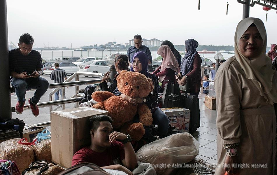 Seorang wanita warga Indonesia memeluk anak patung beruang ketika menunggu feri di Kompleks Datuk Shaari Jihin, Pelabuhan Klang. Entah siapa agaknya yang bakal menerima hadiah istimewa itu di kampung halaman? - Astro AWANI/Shahir Omar Seorang wanita warga Indonesia memeluk anak patung beruang ketika menunggu feri di Kompleks Datuk Shaari Jihin, Pelabuhan Klang. Entah siapa agaknya yang bakal menerima hadiah istimewa itu di kampung halaman? - Astro AWANI/Shahir Omar