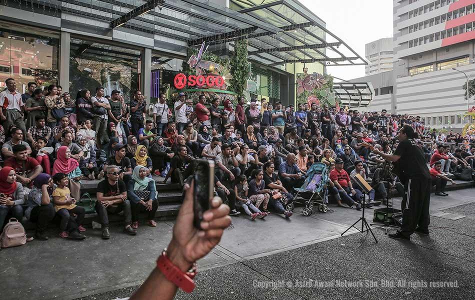 Orang ramai berehat seketika daripada membeli-belah di Jalan Tunku Abdul Rahman sambil menikmati dendangan lagu raya yang dipersembahkan oleh penyanyi jalanan pada minggu terakhir Ramadan. - Astro AWANI/Shahir Omar Orang ramai berehat seketika daripada membeli-belah di Jalan Tunku Abdul Rahman sambil menikmati dendangan lagu raya yang dipersembahkan oleh penyanyi jalanan pada minggu terakhir Ramadan. - Astro AWANI/Shahir Omar