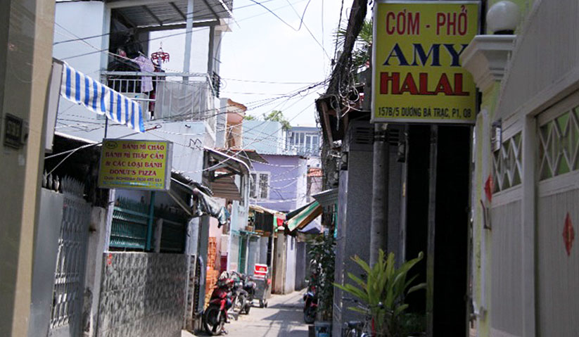 A narrow street around Aisyah’s neighbourhood near the Jamiul Anwar mosque which is host to hard-to-find halal products. Pix by Mai Duong