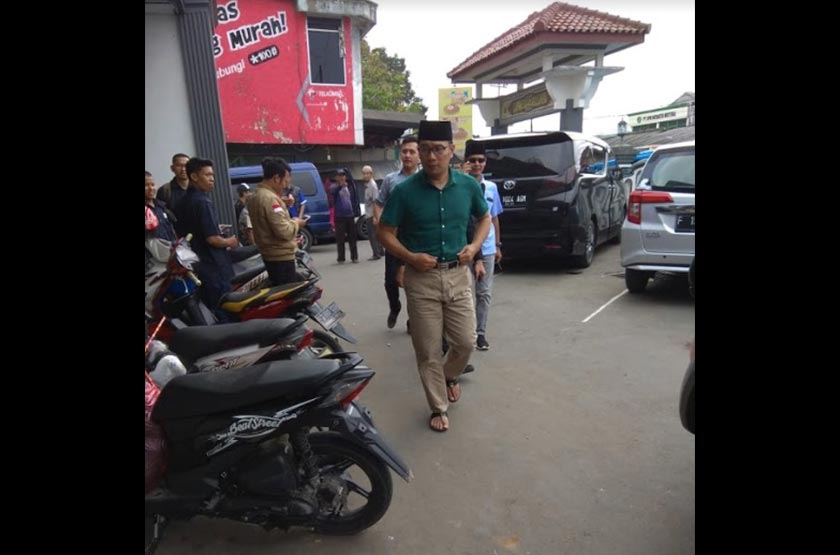 The leading gubernatorial candidate Ridwan Kamil preparing for campaign rounds in the regency of Bogor. Pix by Regit/Ceritalah