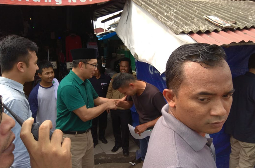 Ridwan Kamil greeting local residents in Bogor. Pix by Regit/Ceritalah