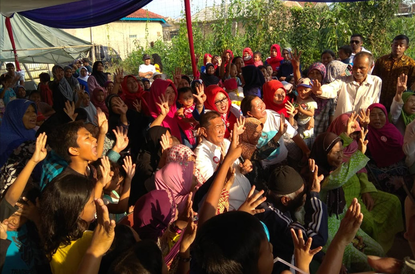 Deddy Mizwar with supporters in Bandung making hand signs that correspond to his ticket ballot number: 4. A popular actor and film director, Deddy is well liked by many across the province. Pix by Regit/Ceritalah