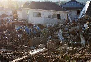 Lebih 70,000 anggota terlibat dalam misi mencari dan menyelamat lebih 60 orang yang masih dilaporkan hilang. Angka kematian akibat banjir, tanah runtuh di barat Jepun cecah 200 orang