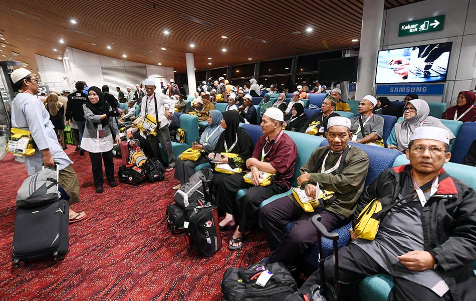 Jemaah haji berada di pintu pelepasan di Lapangan Terbang Antarabanga Kuala Lumpur sementara menanti penerbangan pertama ke tanah suci bagi mengerjakan ibadah haji, 14 Julai 2018. - fotoBERNAMA Jemaah haji berada di pintu pelepasan di Lapangan Terbang Antarabanga Kuala Lumpur sementara menanti penerbangan pertama ke tanah suci bagi mengerjakan ibadah haji, 14 Julai 2018. - fotoBERNAMA
