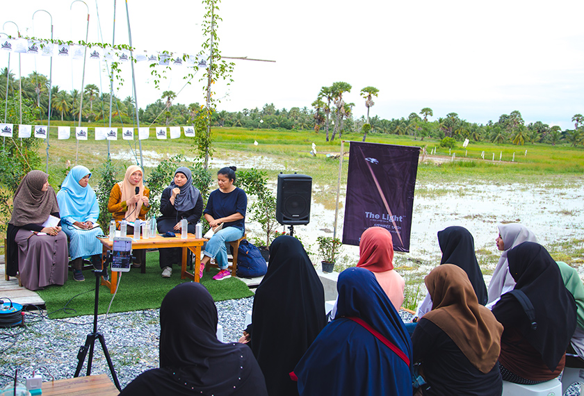 Ampannee Satoh discussing her exhibition 'The Light' which centres around the concept of modesty as found in the Quran. Muhaimin E-taela/Ceritalah