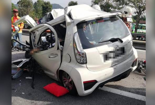 Tiga maut, seorang cedera kereta rempuh lori Tiga maut, seorang cedera kereta rempuh lori