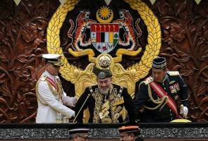Sultan Muhammad V membuat seluruh Dewan Rakyat ketawa besar apabila memulakan ucapan dengan pesanan yang mencuit hati. "Yang Berhormat, jangan lari..." - Pesanan Agong cuit hati Ahli Parlimen