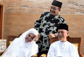 Hussain Abdul Rahman, 84, selamat dinikahkan dengan pasangannya, Kamsiah Adam, 66, pada majlis hari ini. Ustaz Kazim bantu warga emas bertemu jodoh
