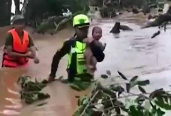 Empangan runtuh Laos: Bayi empat bulan antara yang diselamatkan Empangan runtuh Laos: Bayi empat bulan antara yang diselamatkan