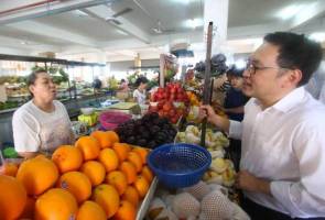 Pihaknya memberi jaminan akan menyiasat dan mengheret pemborong yang didapati melanggar Akta Kawalan Harga dan Antipencatutan 2011 itu. 'Kementerian akan siasat dakwaan harga tinggi' - Chieng Jen
