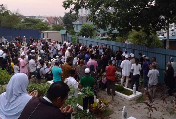 Khalid Salleh selamat dikebumikan  Astro Awani